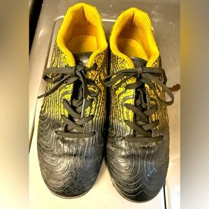 Youth indoor soccer shoes, size 3.5. Great condition. Worn once.